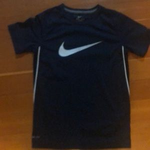 Nike boys dry fit t-shirt, medium